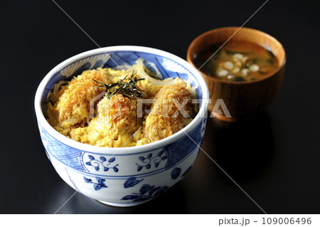 牡蠣フライ卵とじ丼とワカメと葱のお味噌汁 牡蠣フライ卵とじ丼とワカメと葱のお味噌汁 109006496
