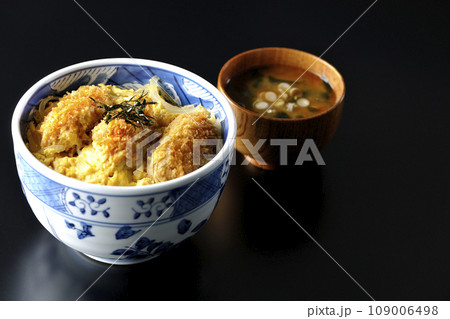 牡蠣フライ卵とじ丼とワカメと葱のお味噌汁 牡蠣フライ卵とじ丼とワカメと葱のお味噌汁 109006498