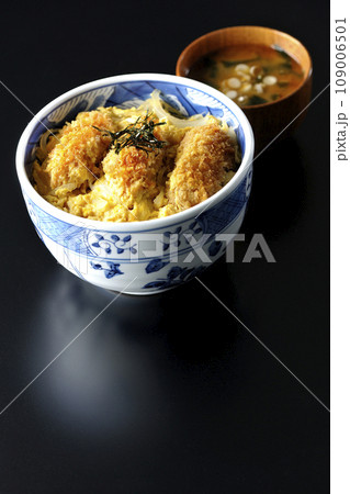 牡蠣フライ卵とじ丼とワカメと葱のお味噌汁 牡蠣フライ卵とじ丼とワカメと葱のお味噌汁 109006501