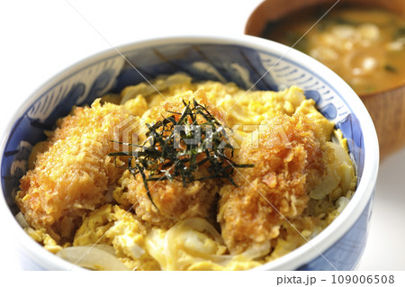 牡蠣フライ卵とじ丼とワカメと葱のお味噌汁 牡蠣フライ卵とじ丼とワカメと葱のお味噌汁 109006508