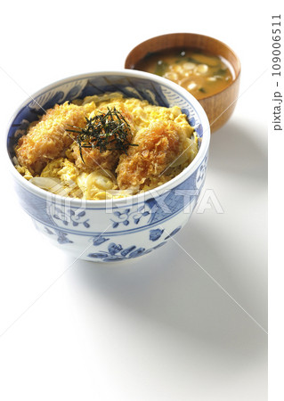 牡蠣フライ卵とじ丼とワカメと葱のお味噌汁 牡蠣フライ卵とじ丼とワカメと葱のお味噌汁 109006511