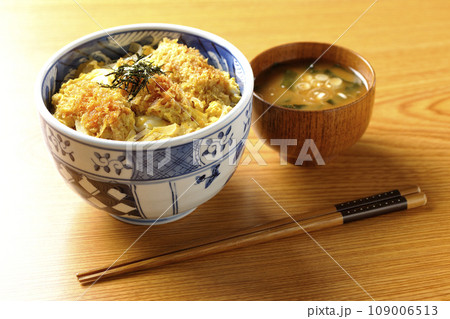 牡蠣フライ卵とじ丼とワカメと葱のお味噌汁 109006513