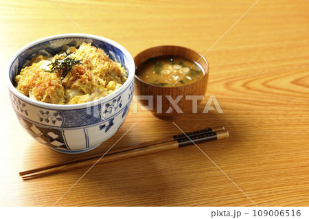 牡蠣フライ卵とじ丼とワカメと葱のお味噌汁 109006516