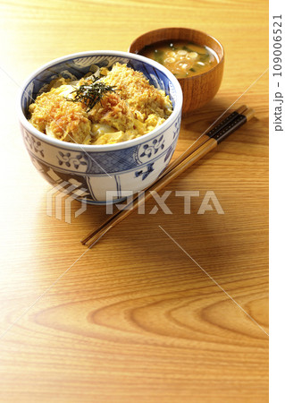 牡蠣フライ卵とじ丼とワカメと葱のお味噌汁 牡蠣フライ卵とじ丼とワカメと葱のお味噌汁 109006521