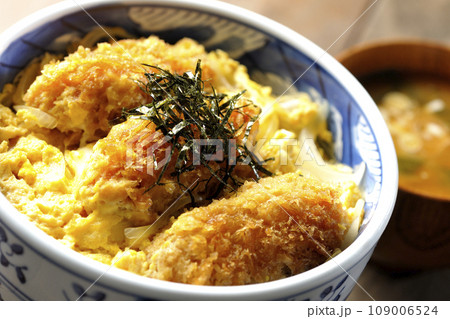 牡蠣フライ卵とじ丼とワカメと葱のお味噌汁 109006524