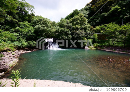 森に囲まれた郡山の轟の滝 109006709
