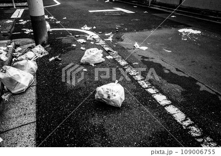 路上にゴミが散乱する街角 硬調モノクロ 路上にゴミが散乱する街角 硬調モノクロ 109006755