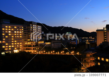 夕暮の鬼怒川温泉街　 109007771