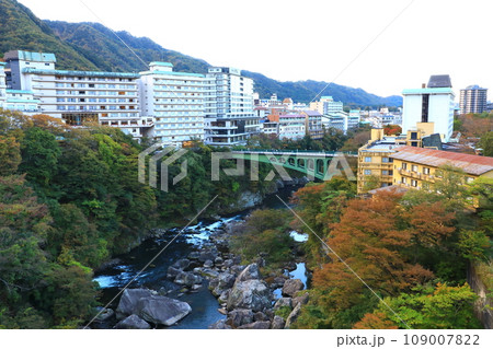 早朝の鬼怒川温泉街 紅葉風景 早朝の鬼怒川温泉街 紅葉風景 109007822