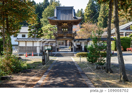 柏の天然記念物擁する　晩秋の勝源院　岩手県 109008702