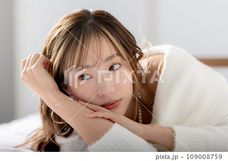 ビューティー 白いセーターを着ている女性 ビューティー 白いセーターを着ている女性 109008759