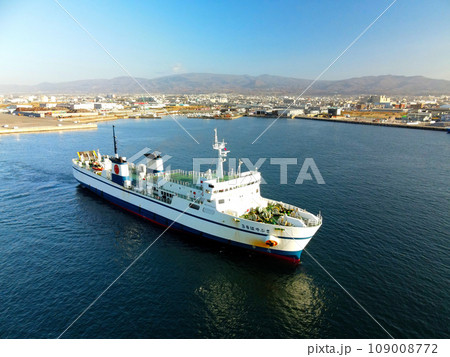 初冬の北海道函館市函館港に入港する津軽海峡フェリーの風景を撮影 初冬の北海道函館市函館港に入港する津軽海峡フェリーの風景を撮影 109008772
