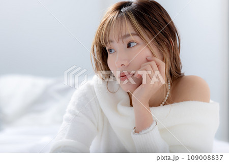 ビューティー　白いセーターを着ている女性 109008837