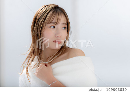 ビューティー 白いセーターを着ている女性 ビューティー 白いセーターを着ている女性 109008839
