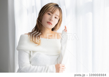 ビューティー　白いセーターを着ている女性 109008984