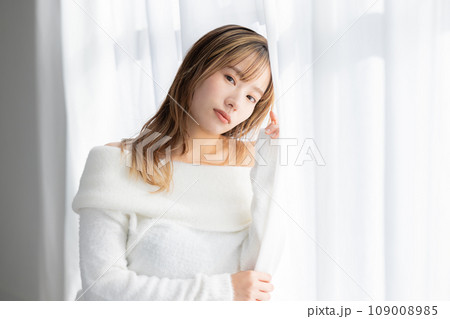 ビューティー　白いセーターを着ている女性 109008985