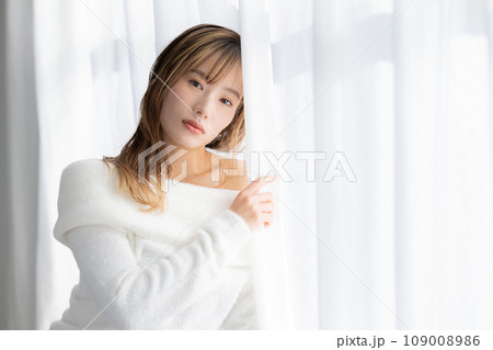 ビューティー　白いセーターを着ている女性 109008986