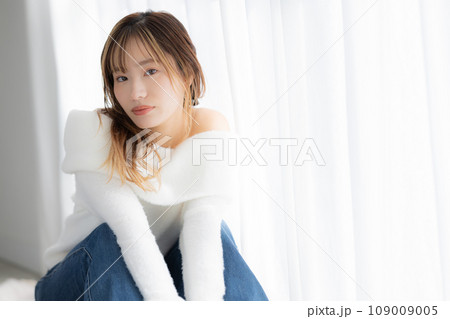 ビューティー　白いセーターを着ている女性 109009005