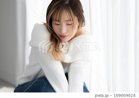 ビューティー　白いセーターを着ている女性 109009028
