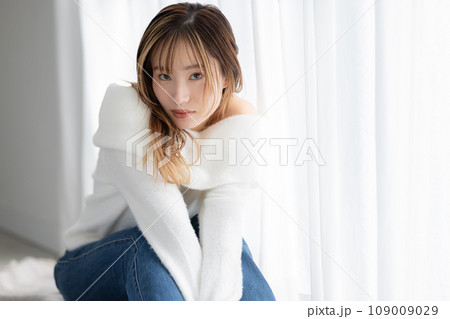ビューティー　白いセーターを着ている女性 109009029