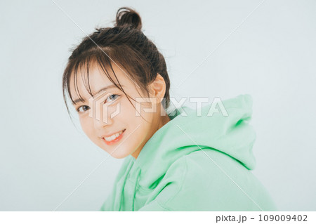 お団子ヘアのスウェットを着た女の子 お団子ヘアのスウェットを着た女の子 109009402