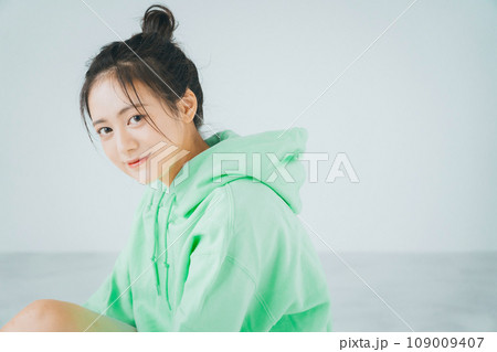 お団子ヘアのスウェットを着た女の子 お団子ヘアのスウェットを着た女の子 109009407