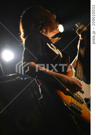 ベースを弾く女性(ライブハウスのステージにて) ベースを弾く女性(ライブハウスのステージにて) 109010032