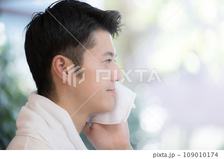 汗を拭く男性や爽やかな男性のビューティーイメージ 109010174