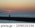 マジックアワーの中 帰る釣り人 109010196