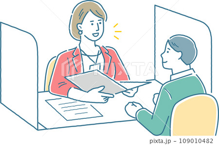 スタッフに窓口相談している男性 109010482