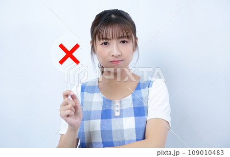 バツのプレートを持つエプロン姿の女性イメージ バツのプレートを持つエプロン姿の女性イメージ 109010483