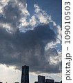 空に浮かぶ雲とビル 109010503