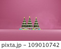 Christmas tree with decrorate items and giftbox.3D render 109010742
