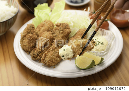 牡蠣フライにタルタルソースをつける 牡蠣フライにタルタルソースをつける 109011072