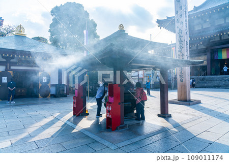 【神奈川県】一面に漂う煙が幻想的な川崎大師の献香所 【神奈川県】一面に漂う煙が幻想的な川崎大師の献香所 109011174
