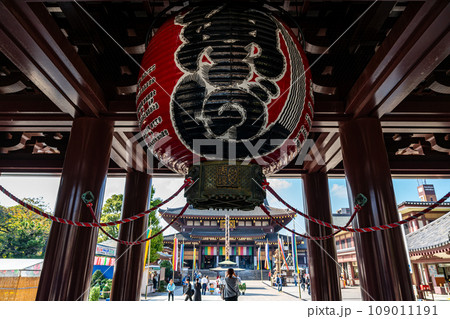 【神奈川県】重厚な雰囲気と歴史を感じる川崎大師の大提灯 【神奈川県】重厚な雰囲気と歴史を感じる川崎大師の大提灯 109011191