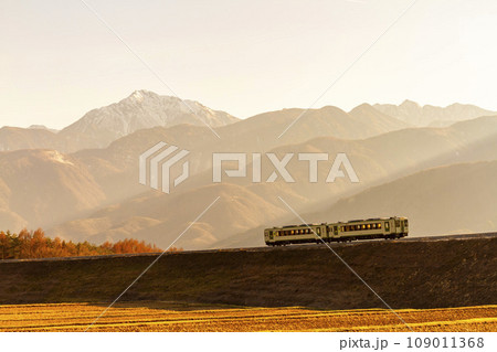 夕暮れの小淵沢を行く小海線の列車 山梨県北杜市 夕暮れの小淵沢を行く小海線の列車 山梨県北杜市 109011368