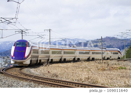 カーブを走る山形新幹線の列車 山形県南陽市 カーブを走る山形新幹線の列車 山形県南陽市 109011640