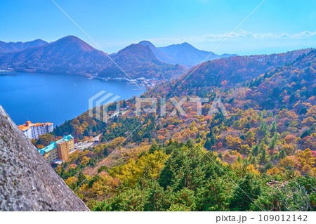 秋の群馬県 榛名湖西側にある硯岩(すずりいわ)から南側の眺望(榛名湖,天目山など) 109012142