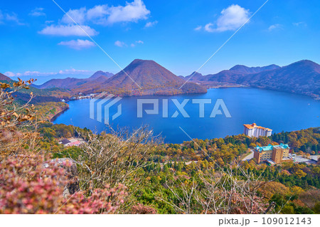 秋の群馬県 榛名湖西側にある硯岩(すずりいわ)からの眺望(榛名富士,榛名湖,天目山など) 109012143