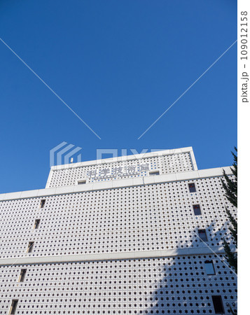 北の丸公園内にある科学技術館の正面 109012158
