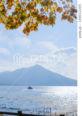 紅葉と支笏湖と船 紅葉と支笏湖と船 109012205