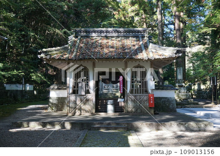 岡山県久米南町にある浄土宗の寺「誕生寺」境内にある法然上人ご両親御霊廟:勢至堂(せいしどう) 岡山県久米南町にある浄土宗の寺「誕生寺」境内にある法然上人ご両親御霊廟:勢至堂(せいしどう) 109013156
