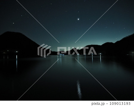 夜明け前の榛名湖と星々 夜明け前の榛名湖と星々 109013193