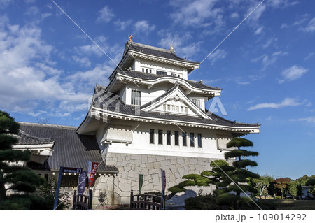 青空を背にそびえ立つ、かすみがら市歴史博物館 青空を背にそびえ立つ、かすみがら市歴史博物館 109014292