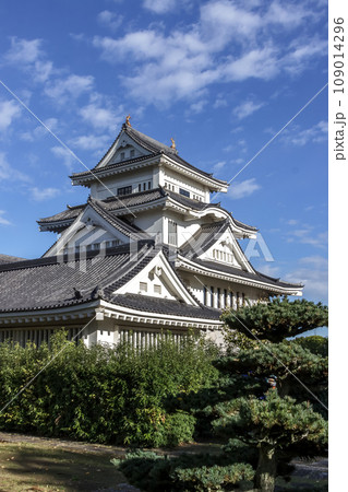 青空を背にそびえ立つ、かすみがら市歴史博物館 109014296