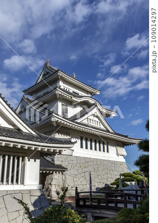 青空を背にそびえ立つ、かすみがら市歴史博物館 青空を背にそびえ立つ、かすみがら市歴史博物館 109014297