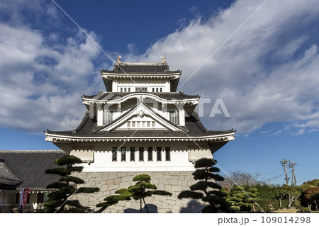 青空を背にそびえ立つ、かすみがら市歴史博物館 109014298