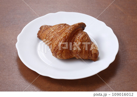 焼きたてで美味しそうなクロワッサン 109016012
