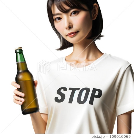 ビールを持つ女性 109016069